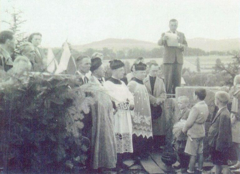 Rok 1948: Odczytanie aktu erekcyjnego pod budowę Ośrodka Zdrowia Rok 1948: Odczytanie aktu erekcyjnego pod budowę Ośrodka Zdrowia