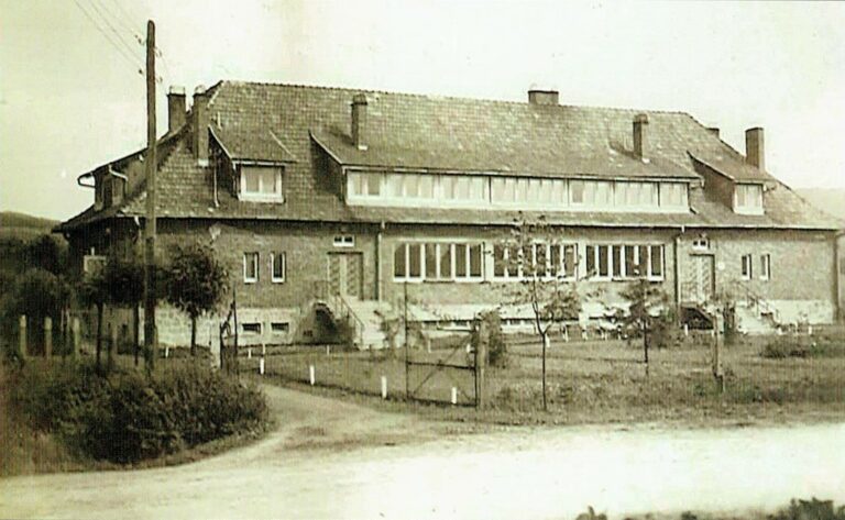 Ośrodek Zdrowia – oddany do użytku w 1952 roku. Ośrodek Zdrowia – oddany do użytku w 1952 roku.